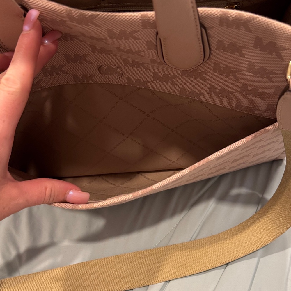 Michael Kors Soft Pink Monogram Large Gigi Tote *BRAND NEW* - Picture 4 of 6